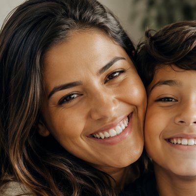 Juliana abraçada ao filho, os dois sorrindo na sala de casa